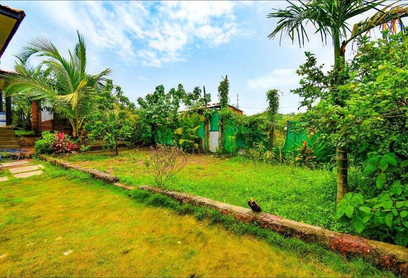 ホテル Fabescape Vagator Retreat Resort With Swimming Pool Nr Vagator Beach