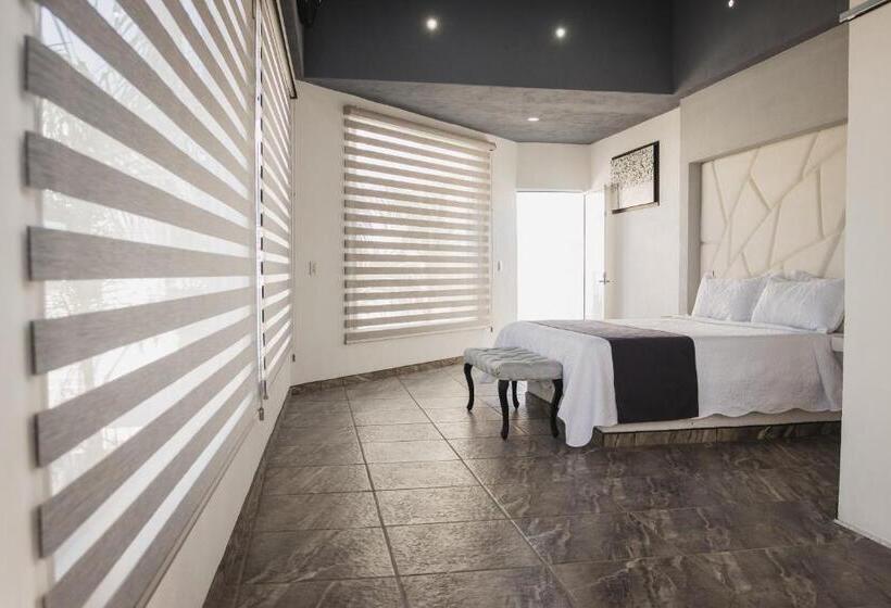 ホテル Nuevo Bernal