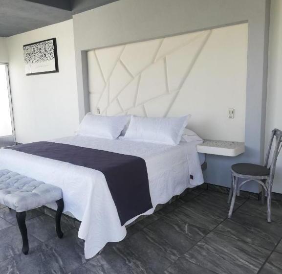 ホテル Nuevo Bernal