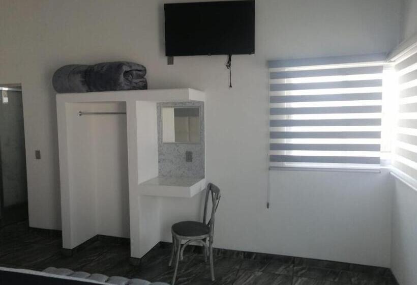 ホテル Nuevo Bernal