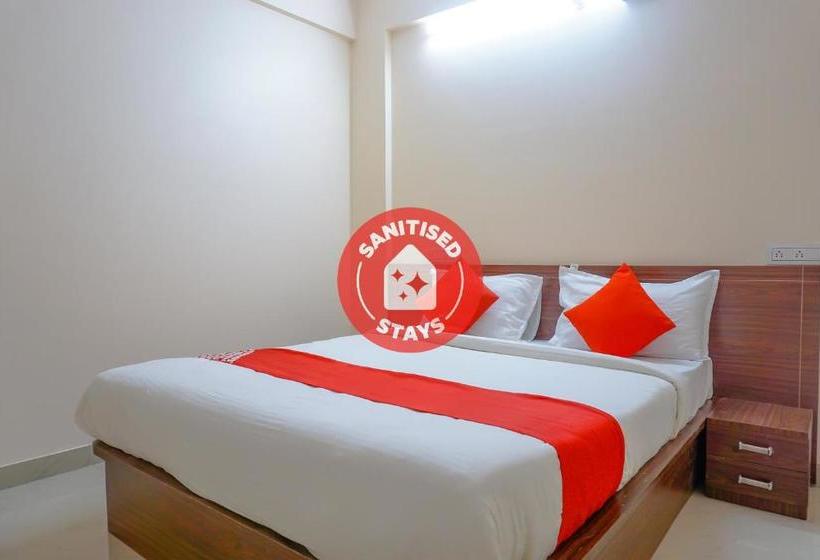 בית מלון כפרי Oyo 81616 Omkar Executive