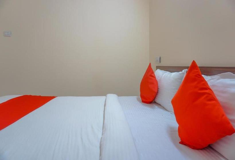 בית מלון כפרי Oyo 81616 Omkar Executive