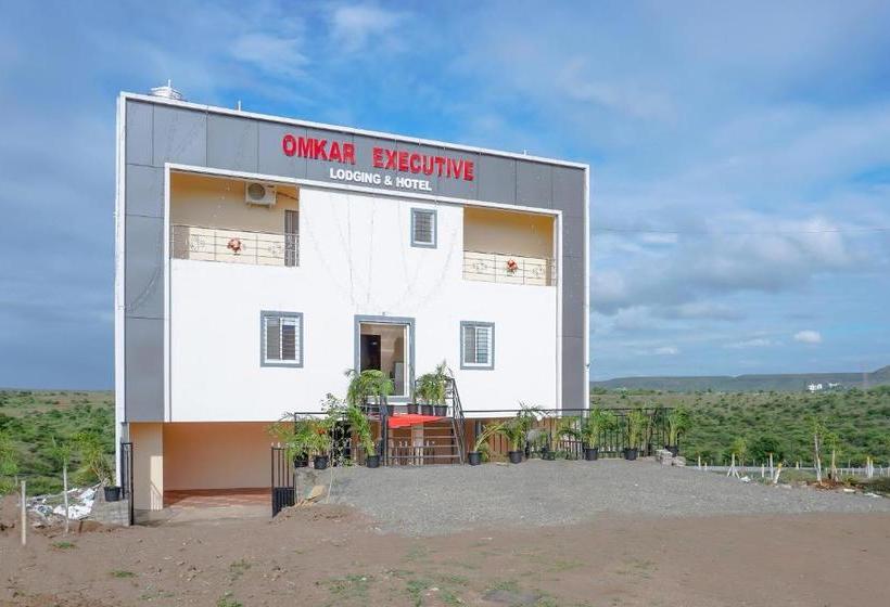 בית מלון כפרי Oyo 81616 Omkar Executive