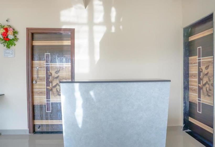 בית מלון כפרי Oyo 81616 Omkar Executive