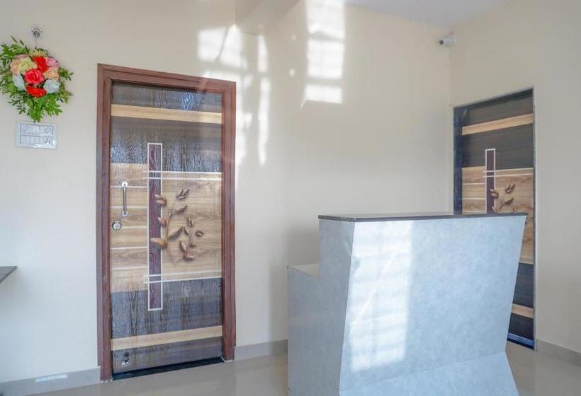 בית מלון כפרי Oyo 81616 Omkar Executive