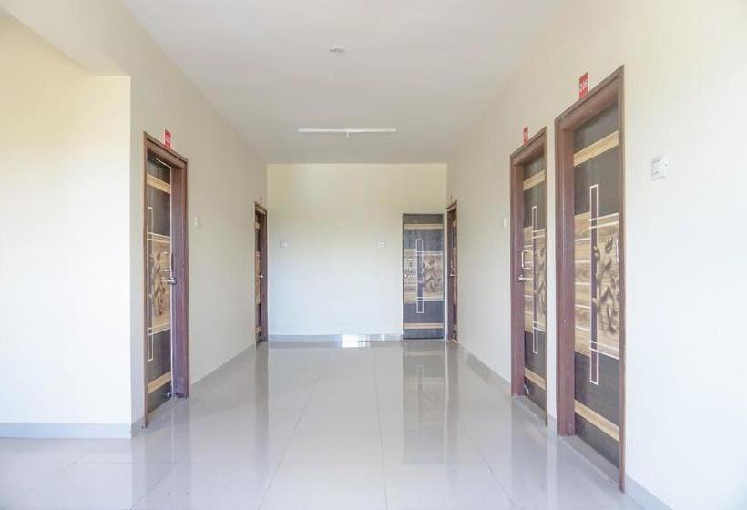 בית מלון כפרי Oyo 81616 Omkar Executive