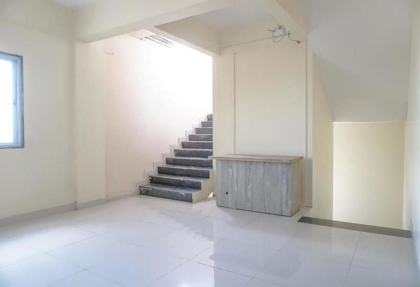 בית מלון כפרי Oyo 81616 Omkar Executive