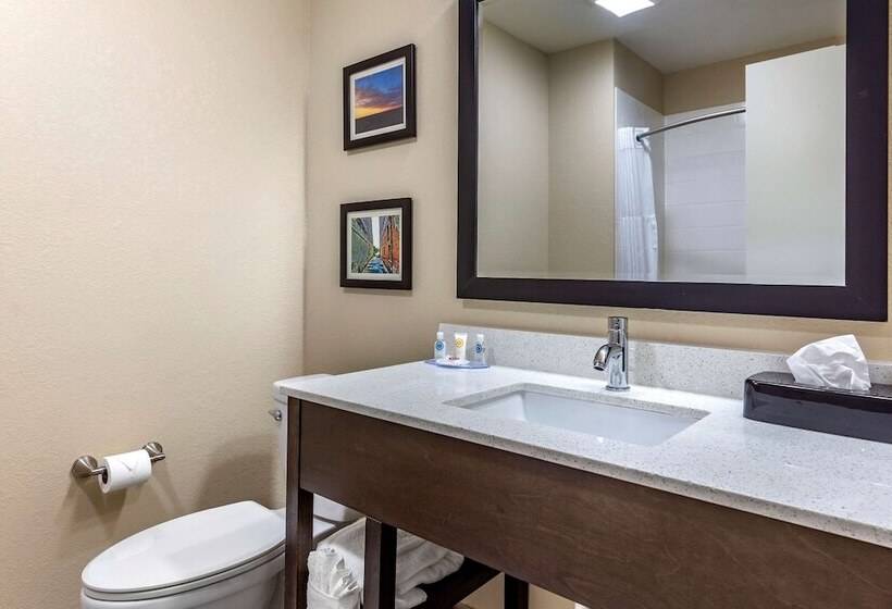 فندق Quality Inn & Suites Spring Lake   Fayetteville Near Fort Liberty