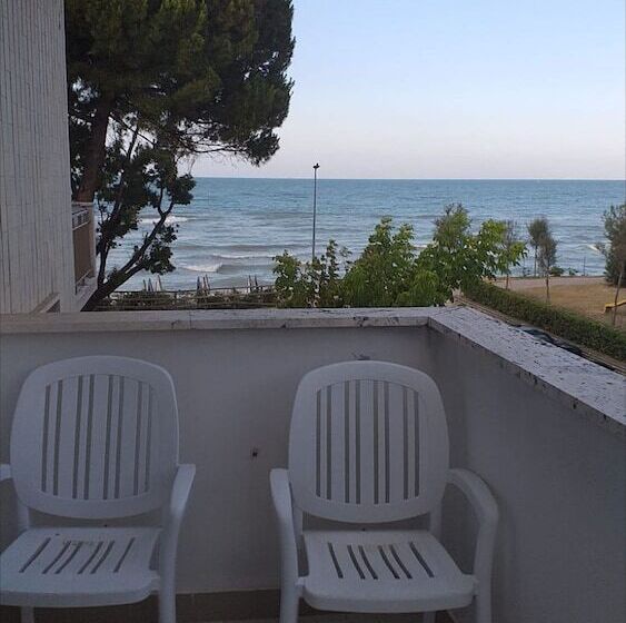 פנסיון Room In Bb   Quadruple Room For A Totally Relaxing Holiday