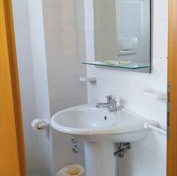 ペンション Room In Bb Spacious Double Room A Stones Throw From The Sea