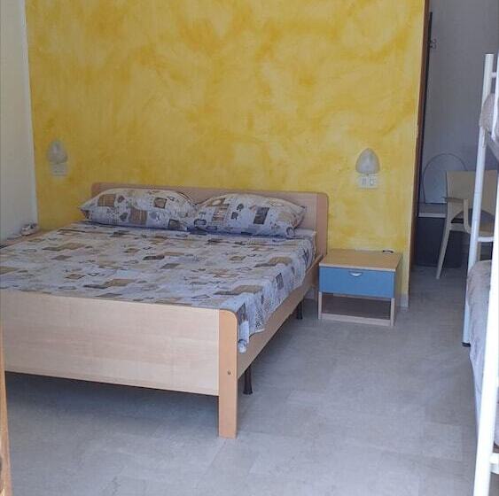 פנסיון Room In Bb   Spacious Quadruple Room A Stones Throw From The Sea