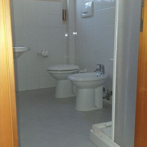 פנסיון Room In Bb   Spacious Quadruple Room A Stones Throw From The Sea