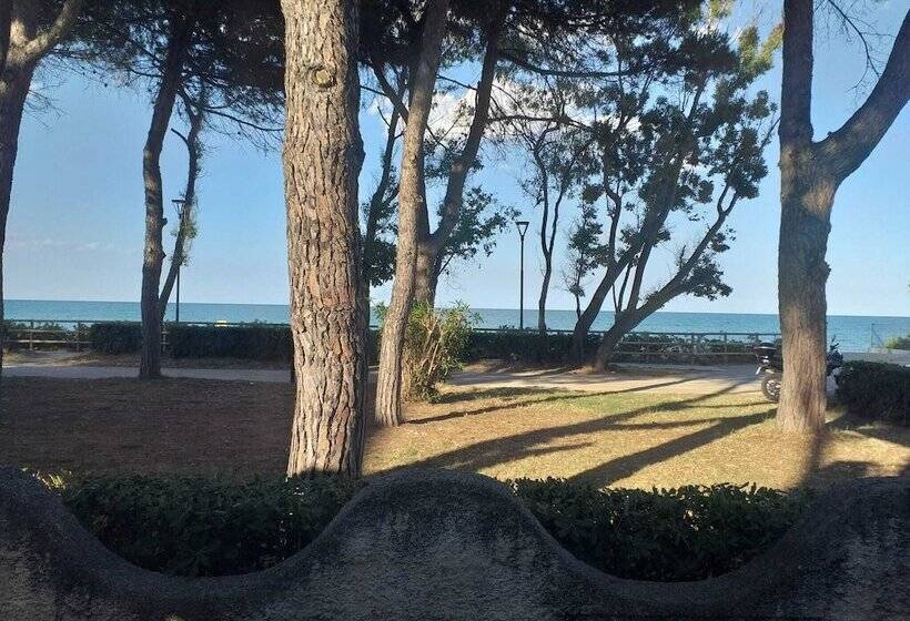 פנסיון Room In Bb   Spacious Quadruple Room A Stones Throw From The Sea