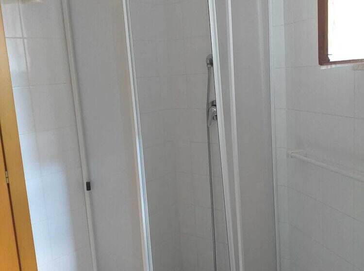 פנסיון Room In Bb   Spacious Triple Room A Stones Throw From The Sea