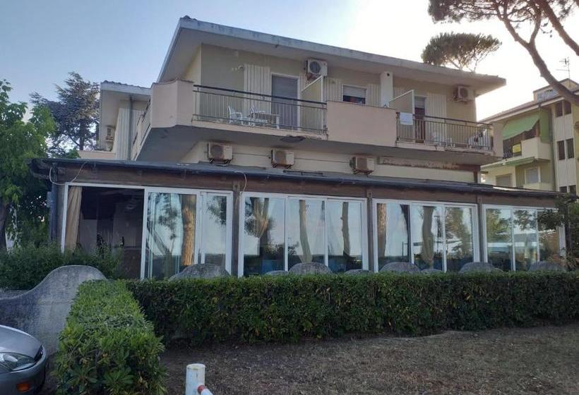 بنسيون Room In Bb   Quadruple Room In Pineto   A Stones Throw From The Sea