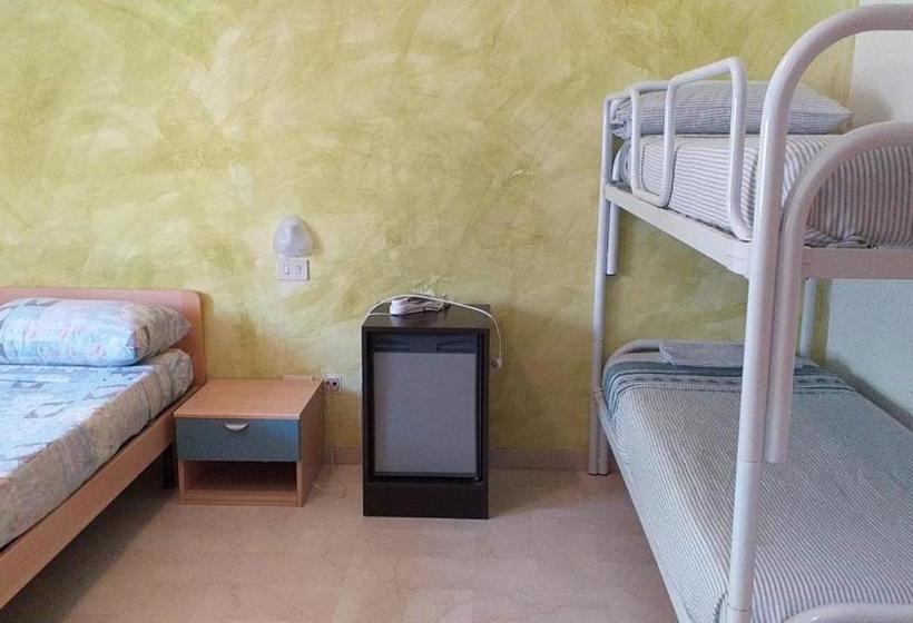 פנסיון Room In Bb   Spacious Triple Room A Stones Throw From The Sea