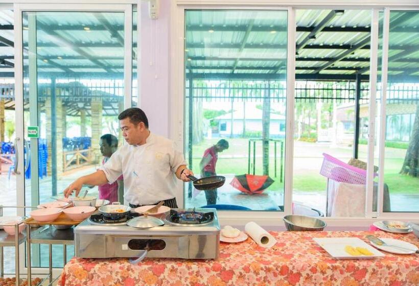 จวรีน ลอร์ด รีสอร์ท แอนด์ โฮเทล   Javarine Lord Resort&