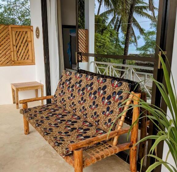 Chikachika Beach B&b