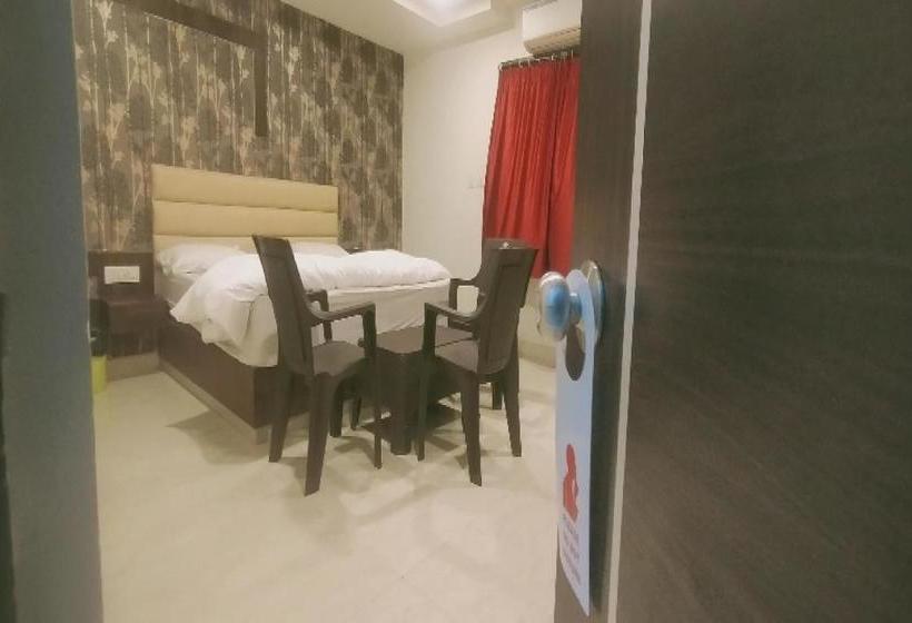 Hotel Oyo 81118 Eesha Ncore Rooms