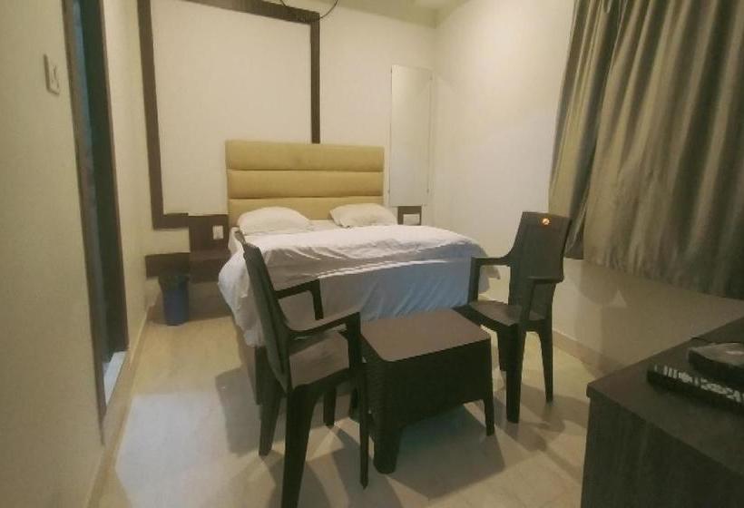 Hotel Oyo 81118 Eesha Ncore Rooms