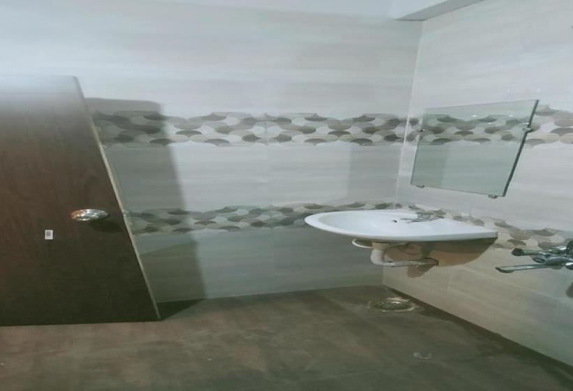 Hotel Oyo 81118 Eesha Ncore Rooms