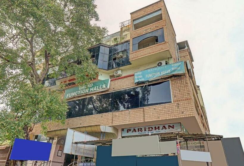 호텔 Oyo 81273 Sri Sai Grand Central