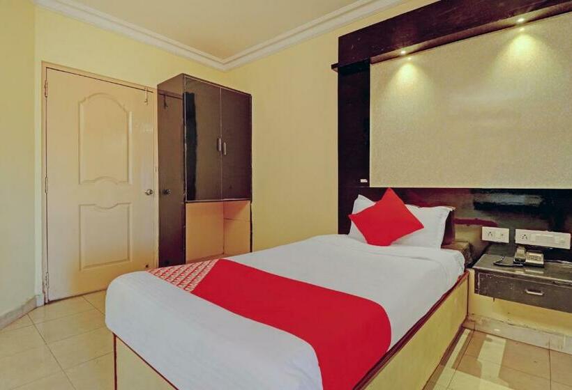 호텔 Oyo 81273 Sri Sai Grand Central