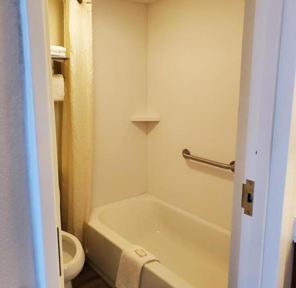 בית מלון כפרי Suburban Studios Middlesboro