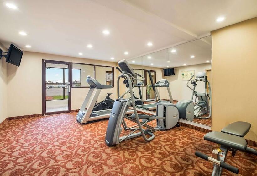 בית מלון כפרי Suburban Studios Buffalo Airport