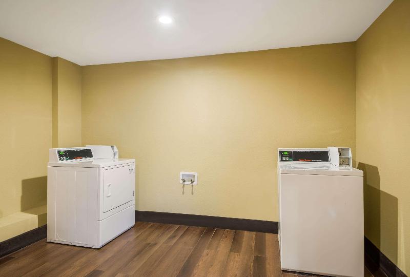 בית מלון כפרי Suburban Studios Buffalo Airport