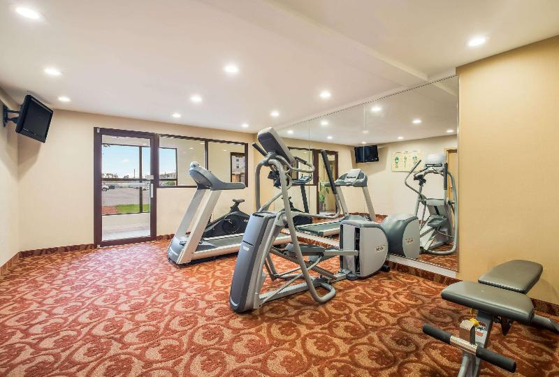 בית מלון כפרי Suburban Studios Buffalo Airport