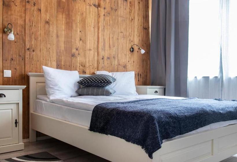 ペンション Airport Wanderer Inn   Vándor Fogadó