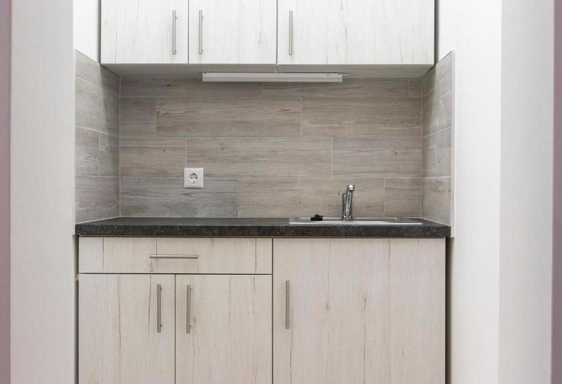 ペンション Airport Wanderer Inn   Vándor Fogadó