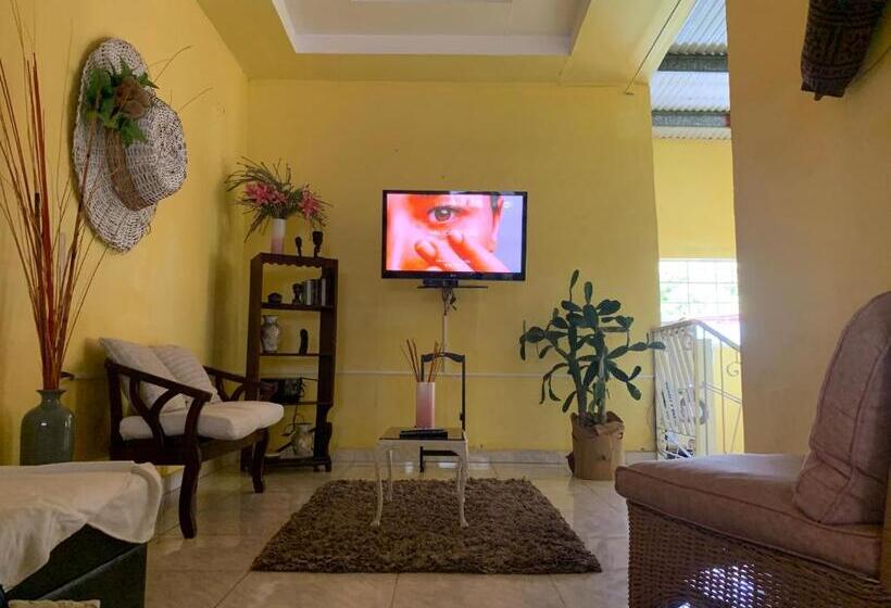 بنسيون Hostal Familiar Villa Nome