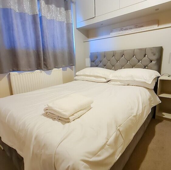 ペンション Room In Guest Room   Newly Built Private Ensuite In Dudley Westmidlands