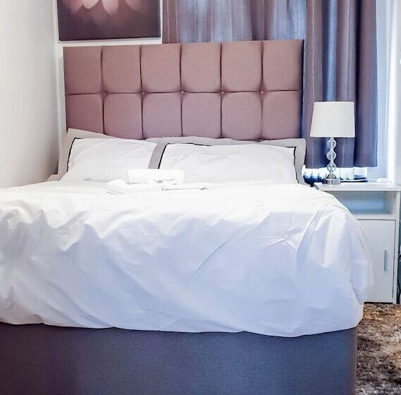 ペンション Room In Guest Room   Newly Built Private Ensuite In Dudley Westmidlands