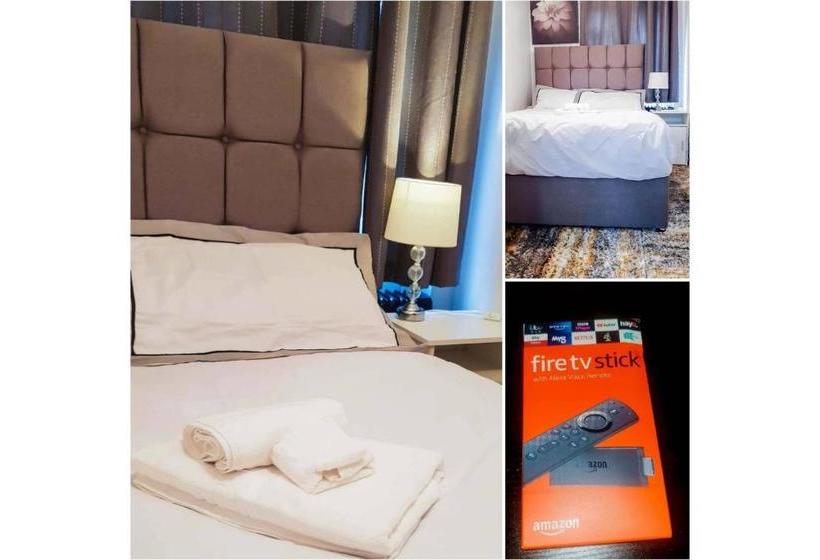 ペンション Room In Guest Room   Newly Built Private Ensuite In Dudley Westmidlands