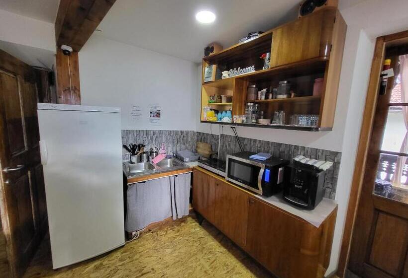 هاستل Bus Station Beds