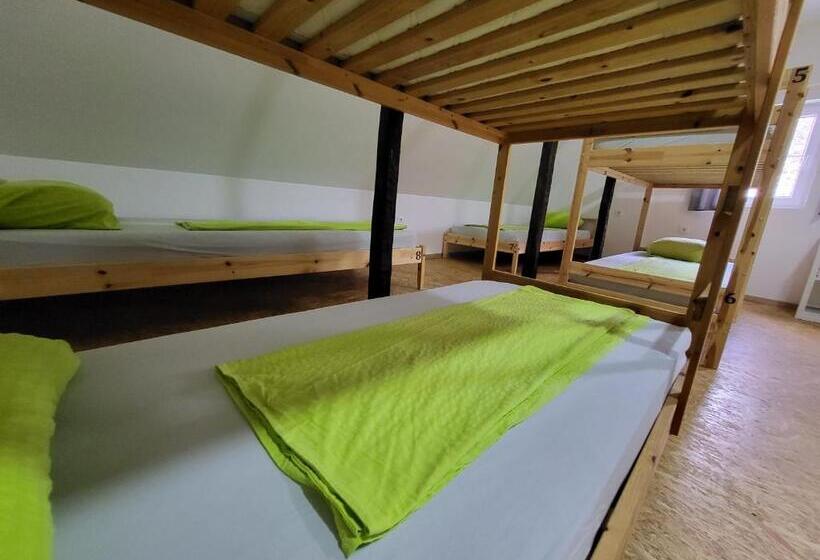 هاستل Bus Station Beds