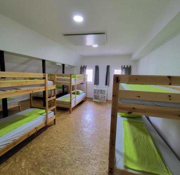 هاستل Bus Station Beds