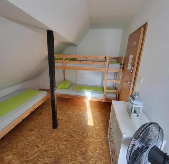 هاستل Bus Station Beds