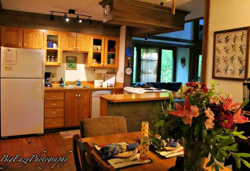 민박 The River Chalet