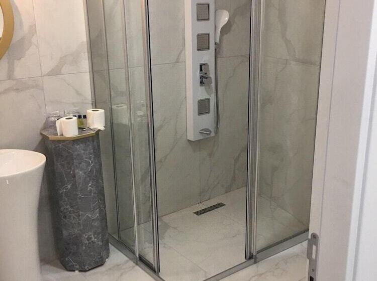 فندق Karikatur Bi