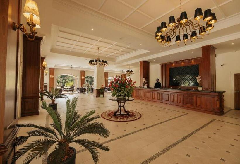 فندق Montrose Golf Resort & Spa