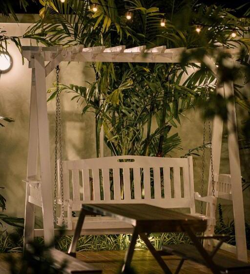 בית מלון כפרי Play Poshtel & Cafe