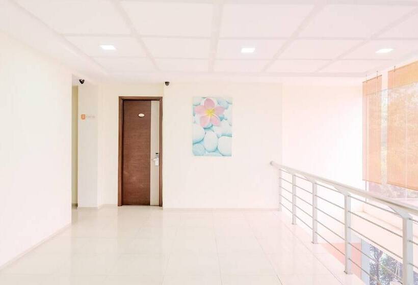 Отель Townhouse Oak Fiducia Serpong