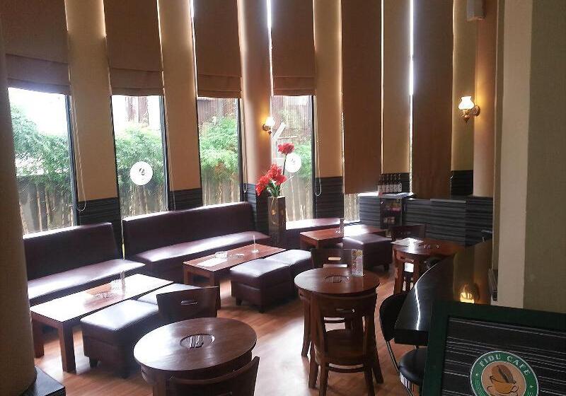 Отель Townhouse Oak Fiducia Serpong