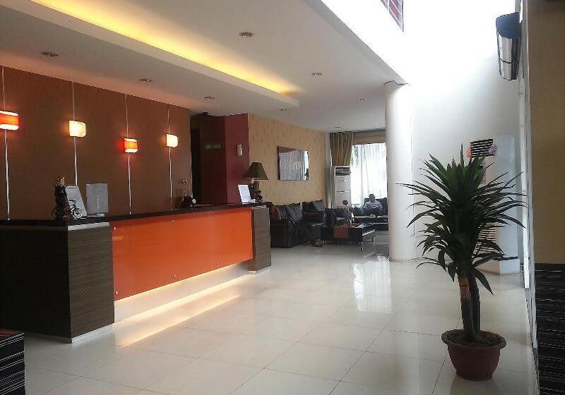 Отель Townhouse Oak Fiducia Serpong