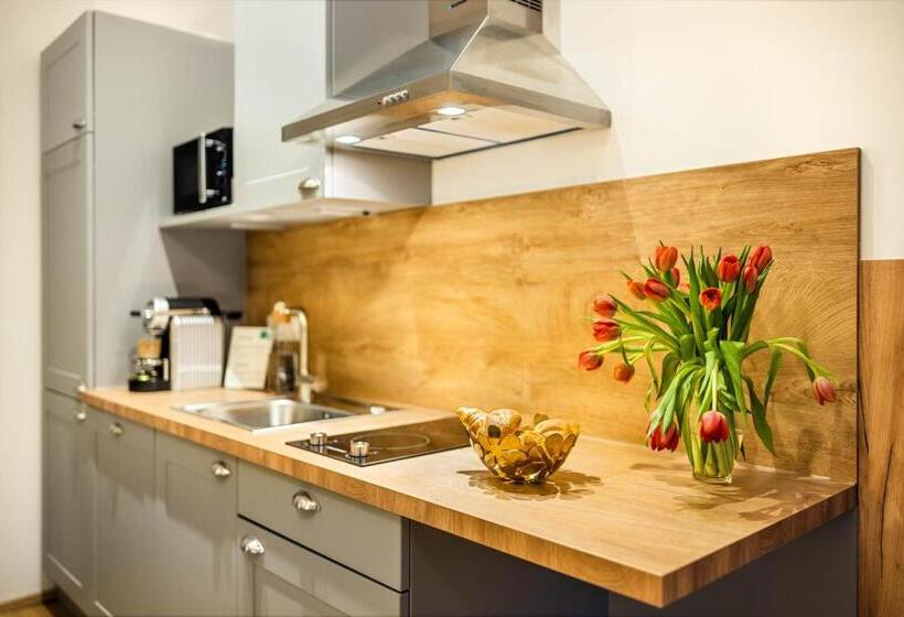 Jimmy S Apartments Emerald