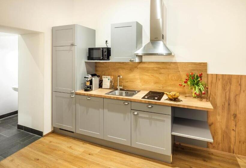 Jimmy S Apartments Emerald